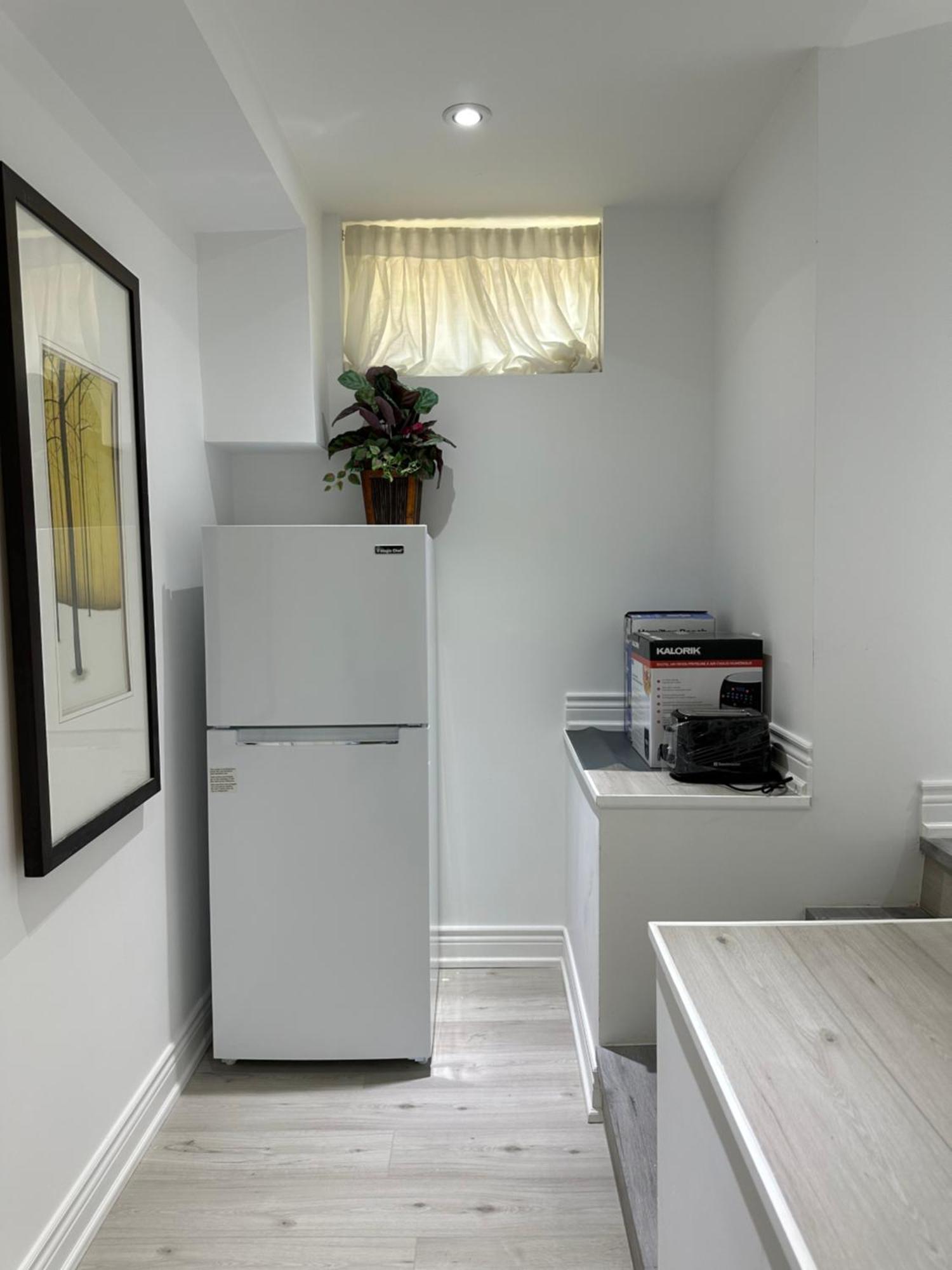 Double Bedroom On Up Or 3 Bedrooms In Basement Near Eglinton Subway Station Toronto Exteriör bild