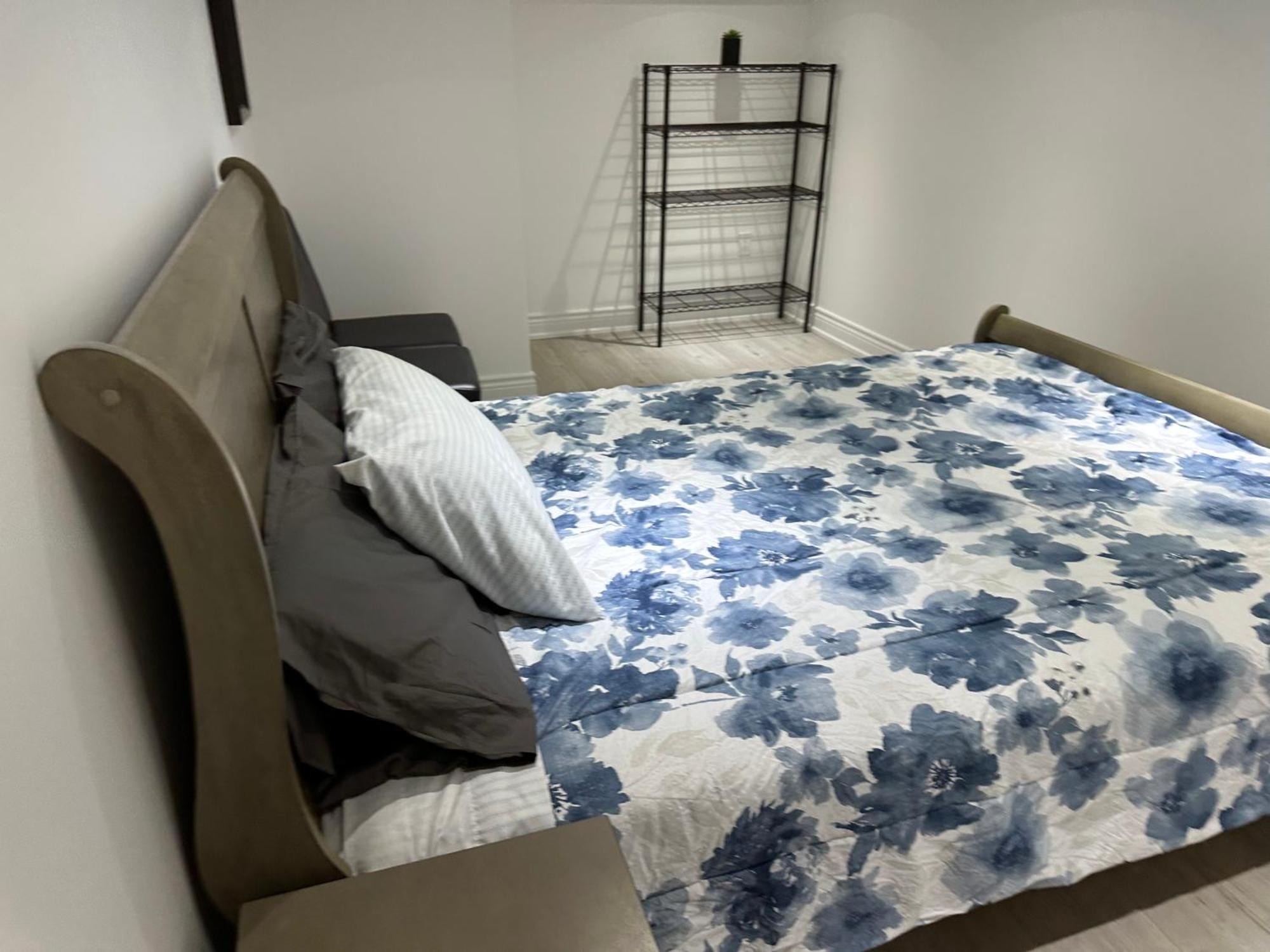 Double Bedroom On Up Or 3 Bedrooms In Basement Near Eglinton Subway Station Toronto Exteriör bild