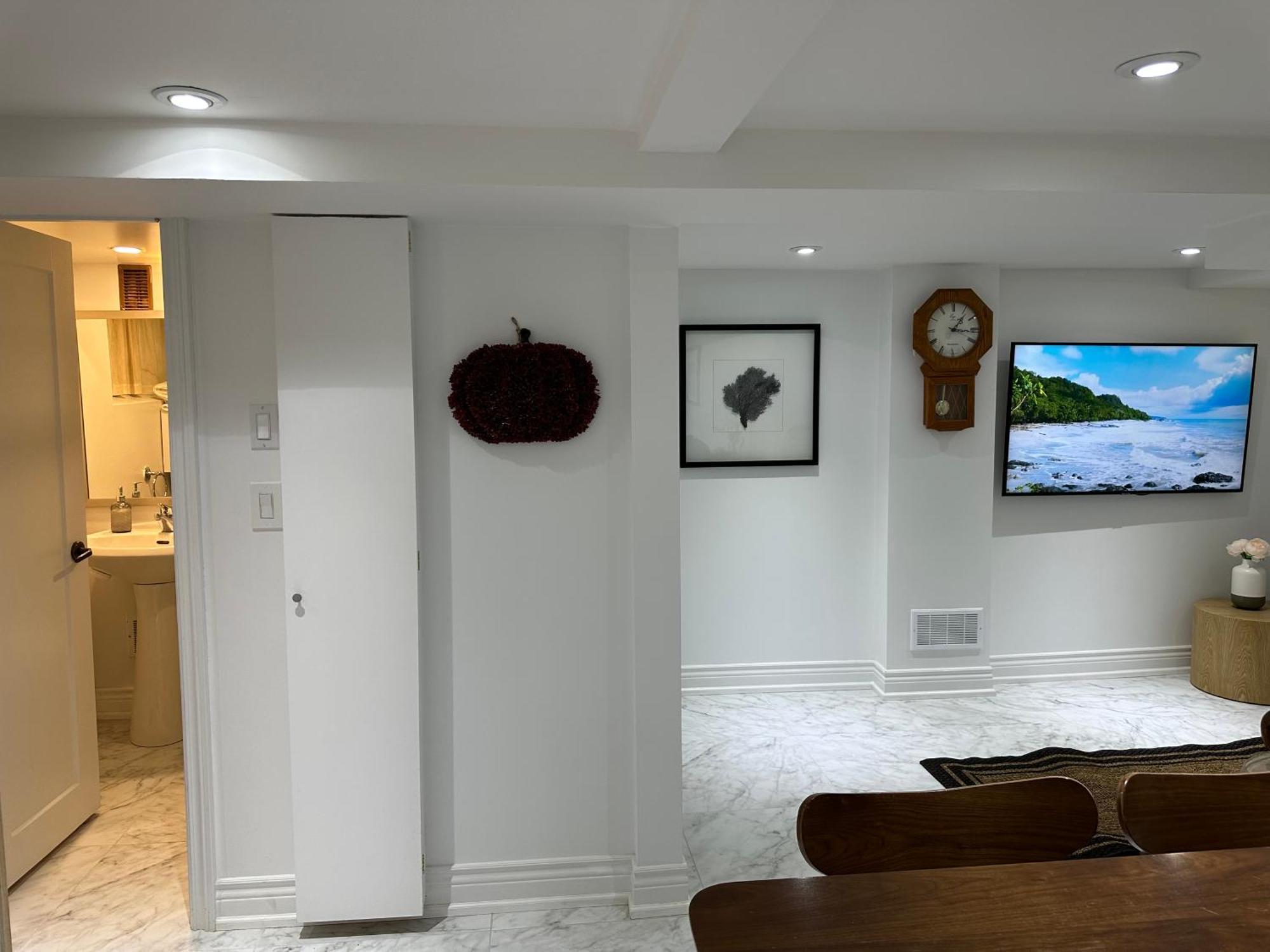 Double Bedroom On Up Or 3 Bedrooms In Basement Near Eglinton Subway Station Toronto Exteriör bild