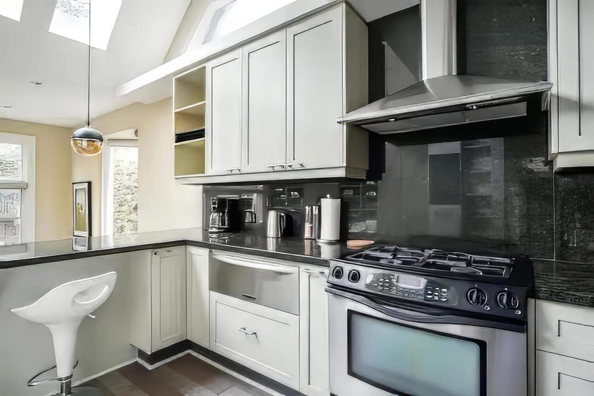 Double Bedroom On Up Or 3 Bedrooms In Basement Near Eglinton Subway Station Toronto Exteriör bild